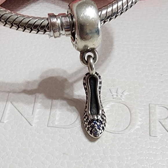 Pandora Disney, Cinderella Sparkling Slipper Dangle Charm, Fancy Light Blue CZ - Picture 2 of 6